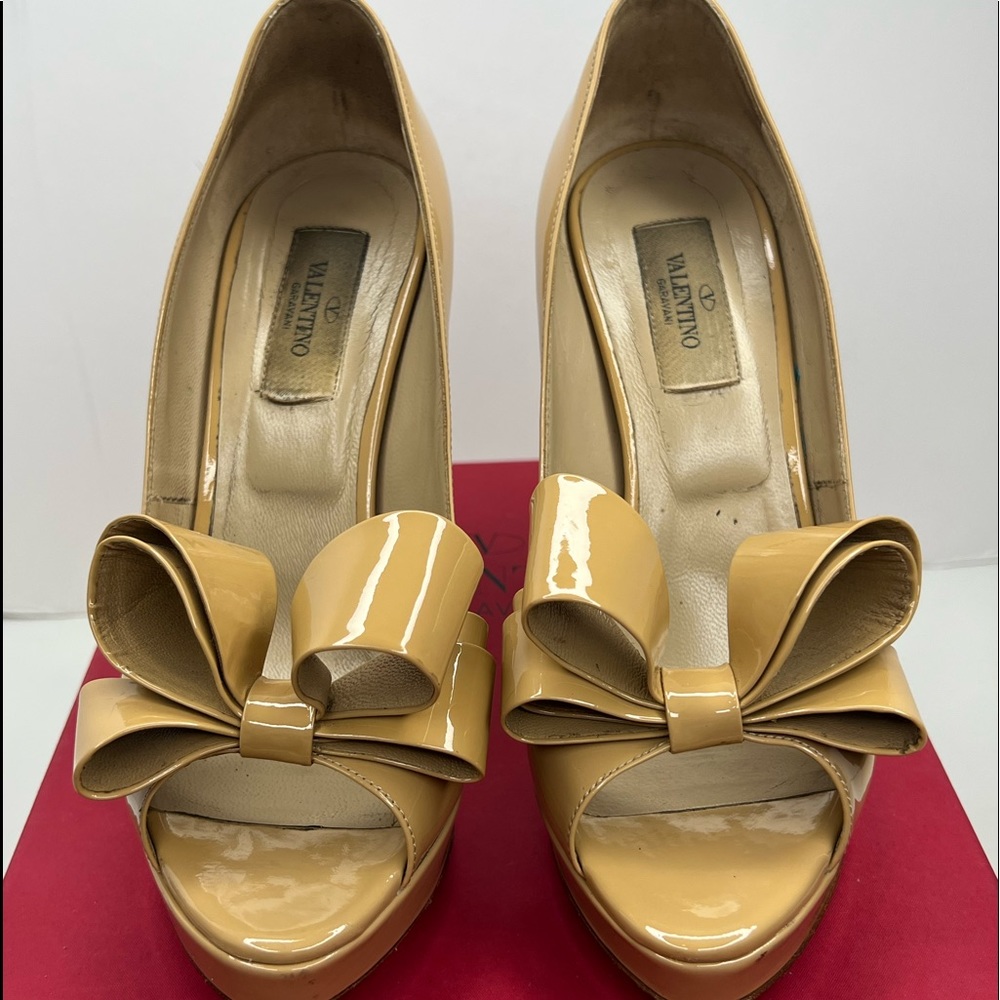 Valentino Garavani bow Nude patent platform pumps Size 37/ 7 EXCELLENT